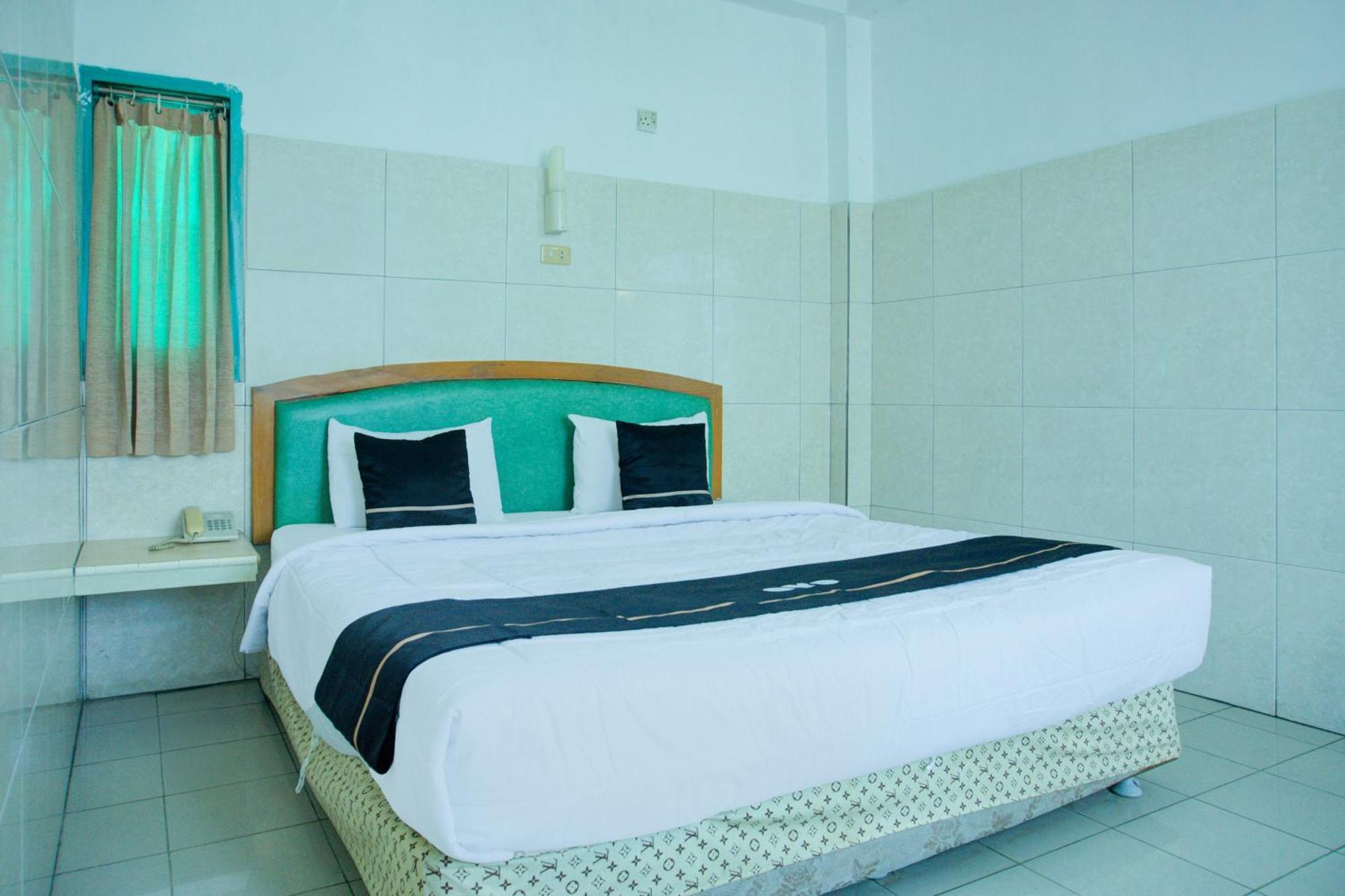 Townhouse Oak Palembang Near Jembatan Ampera Formerly Azzura Hotel מראה חיצוני תמונה