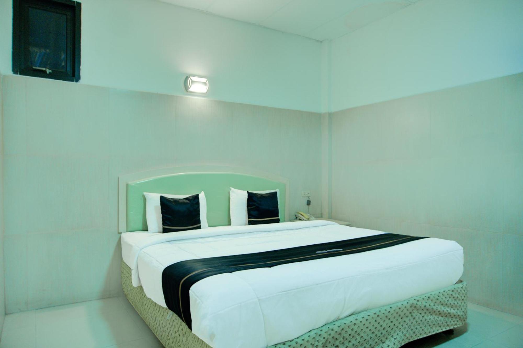 Townhouse Oak Palembang Near Jembatan Ampera Formerly Azzura Hotel מראה חיצוני תמונה